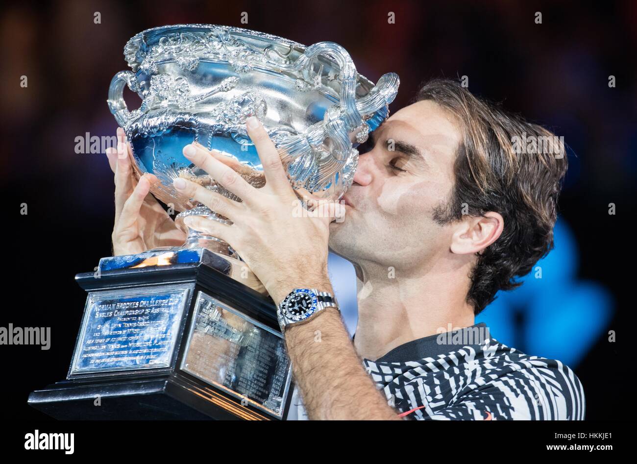 Melbourne, Australia. 29 gen, 2017. Roger Federer bacia il suo trofeo durante la cerimonia di premiazione per gli uomini singoli evento presso l'Australian Open di tennis campionati di Melbourne, Australia, 29 gennaio, 2017. Roger Federer ha rivendicato il titolo da 3-2. Credito: Zhu Hongye/Xinhua/Alamy Live News Foto Stock