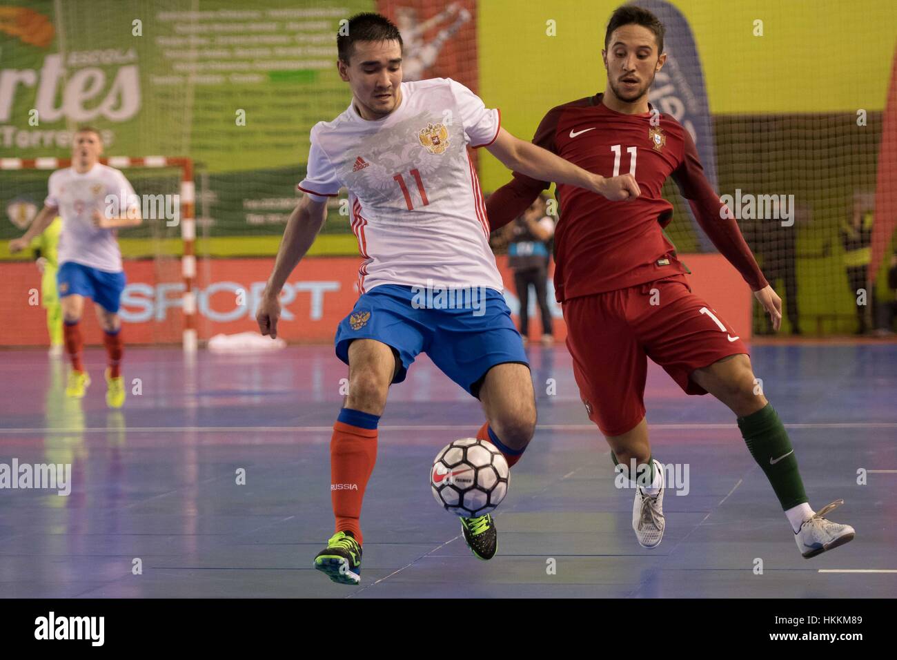 Seixal, Portogallo. Il 29 gennaio 2017. Il Futsal: Portogallo x LA RUSSIA - Artem Niiazov (L) e Miguel Ângelo (R) in azione durante il cordiale futsal match tra Portogallo e Russia, di Seixal, Portogallo. Credito: Bruno de Carvalho/Alamy Live News Foto Stock