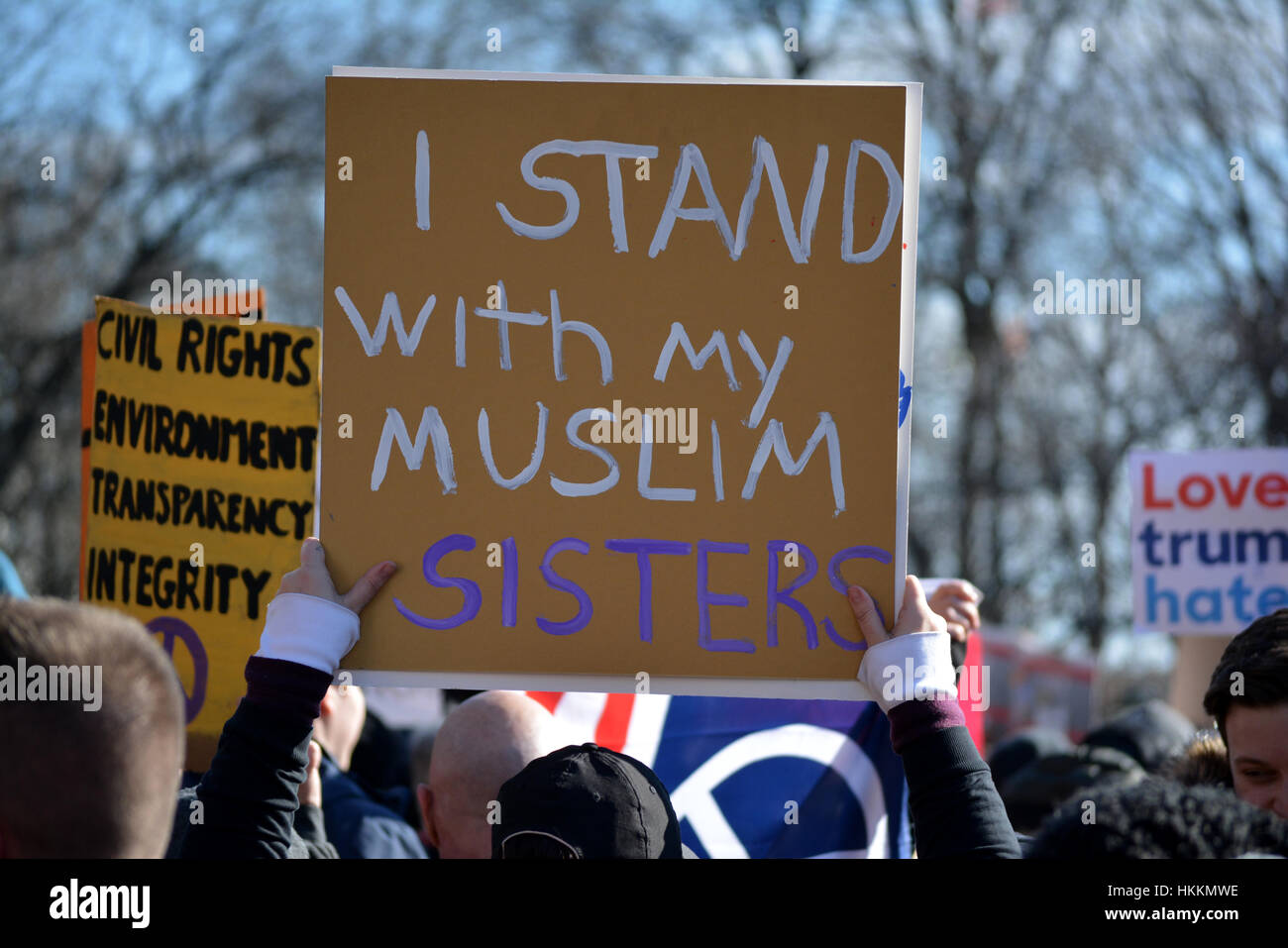 La città di New York, Stati Uniti d'America. Il 29 gennaio, 2017. I dimostranti prendere parte al rally contro il Presidente Trump di piani in materia di immigrazione a Battery Park a New York City. Credito: Christopher Penler/Alamy Live News Foto Stock