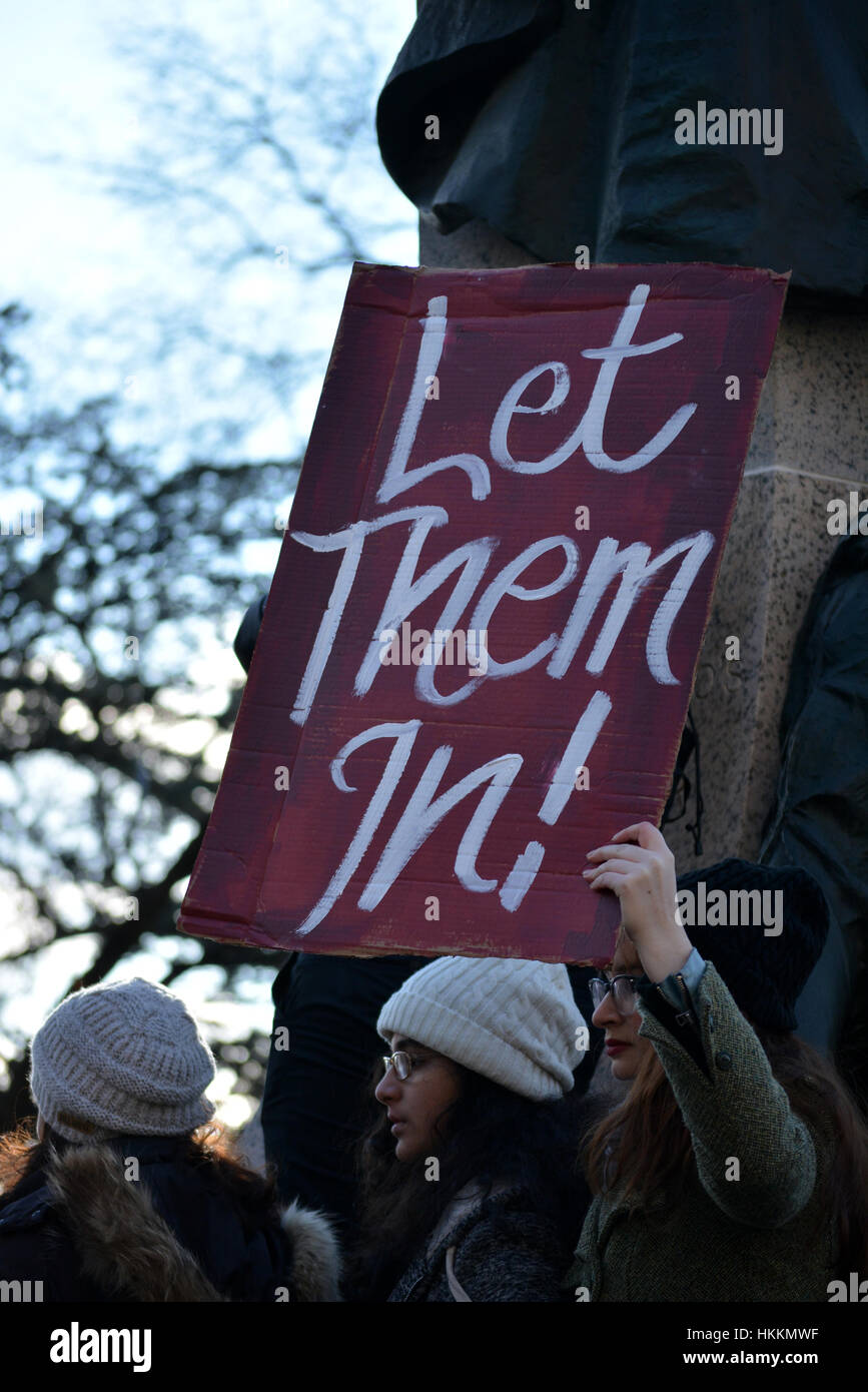 La città di New York, Stati Uniti d'America. Il 29 gennaio, 2017. I dimostranti prendere parte al rally contro il Presidente Trump di piani in materia di immigrazione a Battery Park a New York City. Credito: Christopher Penler/Alamy Live News Foto Stock
