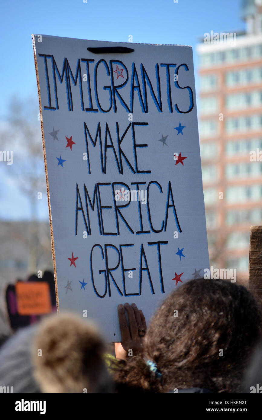 La città di New York, Stati Uniti d'America. Il 29 gennaio, 2017. I dimostranti prendere parte al rally contro il Presidente Trump di piani in materia di immigrazione a Battery Park a New York City. Credito: Christopher Penler/Alamy Live News Foto Stock