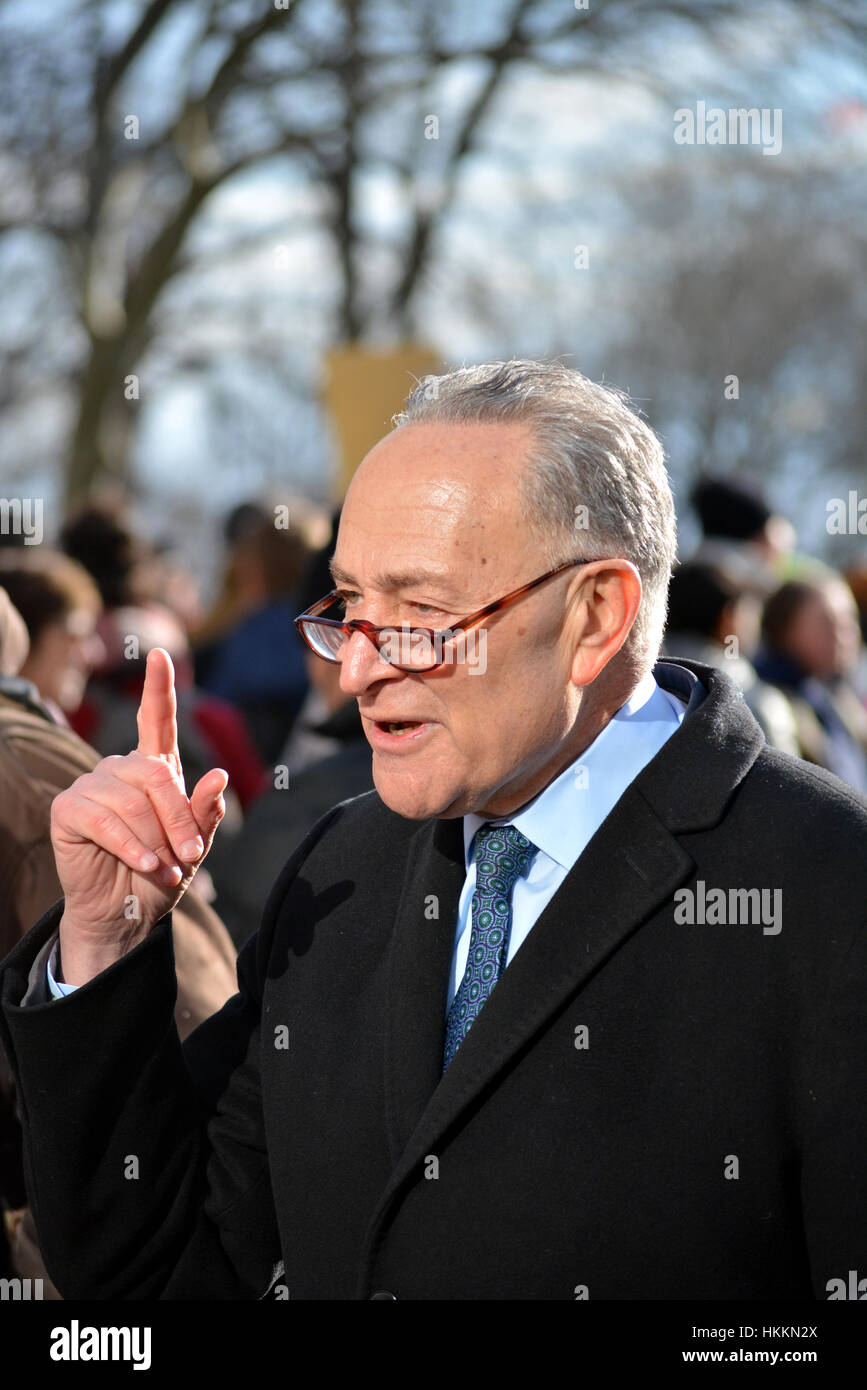 La città di New York, Stati Uniti d'America. Il 29 gennaio, 2017. Il senatore Chuck Schumer parla in un rally contro il Presidente Trump di piani in materia di immigrazione a Battery Park a Battery Park a New York City. Credito: Christopher Penler/Alamy Live News Foto Stock