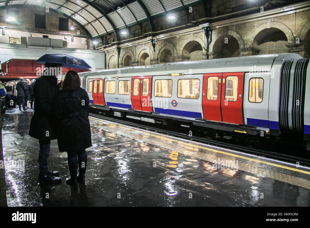 Londra, Regno Unito. Il 29 gennaio, 2017. Pendolari rifugio sulla piattaforma della stazione di Paddington in una piovosa serata a Londra, Regno Unito. Credito: amer ghazzal/Alamy Live News Foto Stock