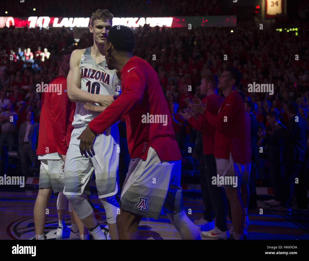 Tucson, Stati Uniti d'America. 29 gen, 2017. L'Arizona avanti Lauri Markkanen (10) è introdurre all'accattonaggio del gioco contro Washington a McKale Memorial Centre in Tucson, Arizona. Credito: Jeff Brown/ZUMA filo/Alamy Live News Foto Stock