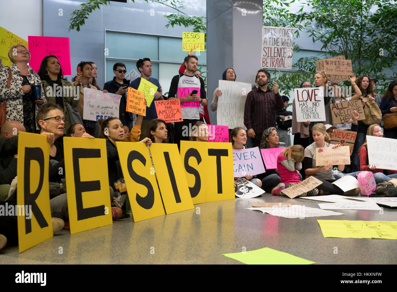San Francisco, Stati Uniti d'America. 29 gen, 2017. Dimostranti presso l'Aeroporto Internazionale di San Francisco richiesta di rilascio immediato dei rifugiati detenuti dopo il Trump's ordine esecutivo il divieto di cittadini provenienti da sette paesi a maggioranza musulmana di entrare negli Stati Uniti. Credito: Francesco Carucci/Alamy Live News. Foto Stock