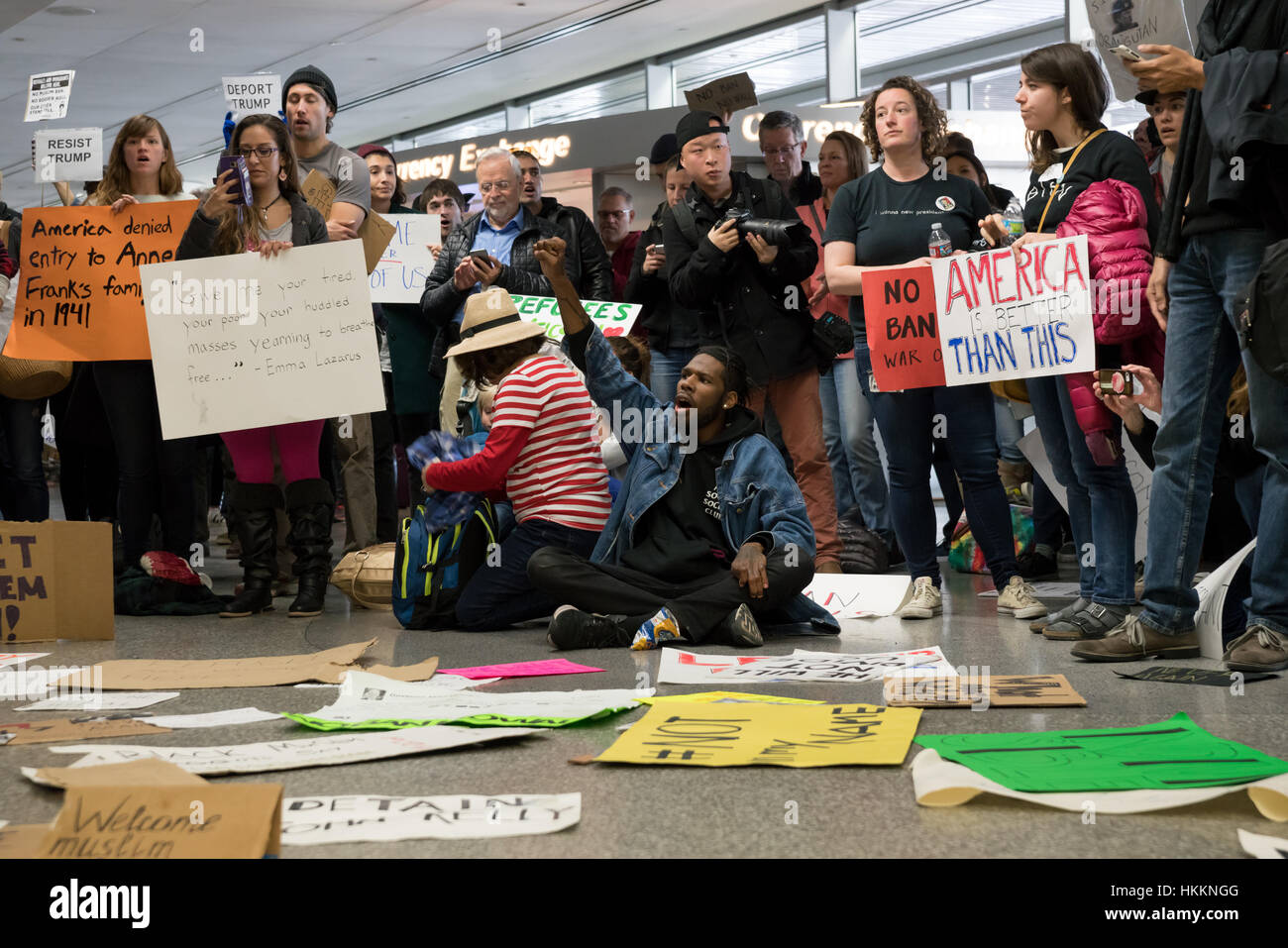 San Francisco, Stati Uniti d'America. 29 gen, 2017. Dimostranti presso l'Aeroporto Internazionale di San Francisco richiesta di rilascio immediato dei rifugiati detenuti dopo il Trump's ordine esecutivo il divieto di cittadini provenienti da sette paesi a maggioranza musulmana di entrare negli Stati Uniti. Credito: Francesco Carucci/Alamy Live News. Foto Stock