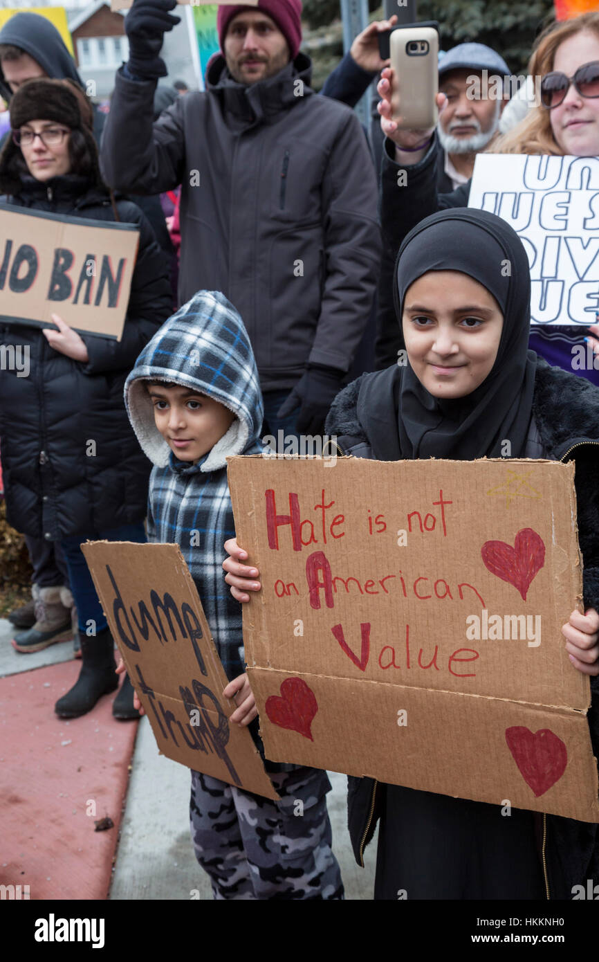 Hamtramck, STATI UNITI D'AMERICA. Il 29 gennaio, 2017. Centinaia si sono stretti a Hamtramck Municipio contro il Presidente Trump il divieto sull'immigrazione da sette nazioni musulmane. Hamtramck è una città di immigrati, un gran numero dei quali sono da Yemen. La città è governata da un musulmano a maggioranza del consiglio della città ed è un santuario in città. Credito: Jim West/Alamy Live News Foto Stock