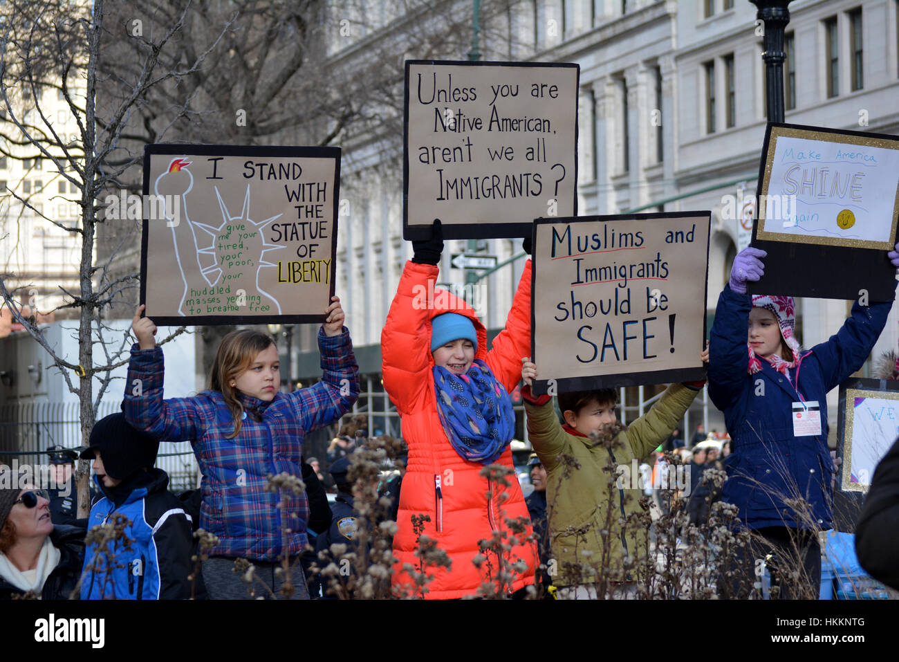 La città di New York, Stati Uniti d'America. Il 29 gennaio, 2017. I dimostranti prendere parte al rally contro il Presidente Trump di piani in materia di immigrazione a Battery Park a New York City. Credito: Christopher Penler/Alamy Live News Foto Stock