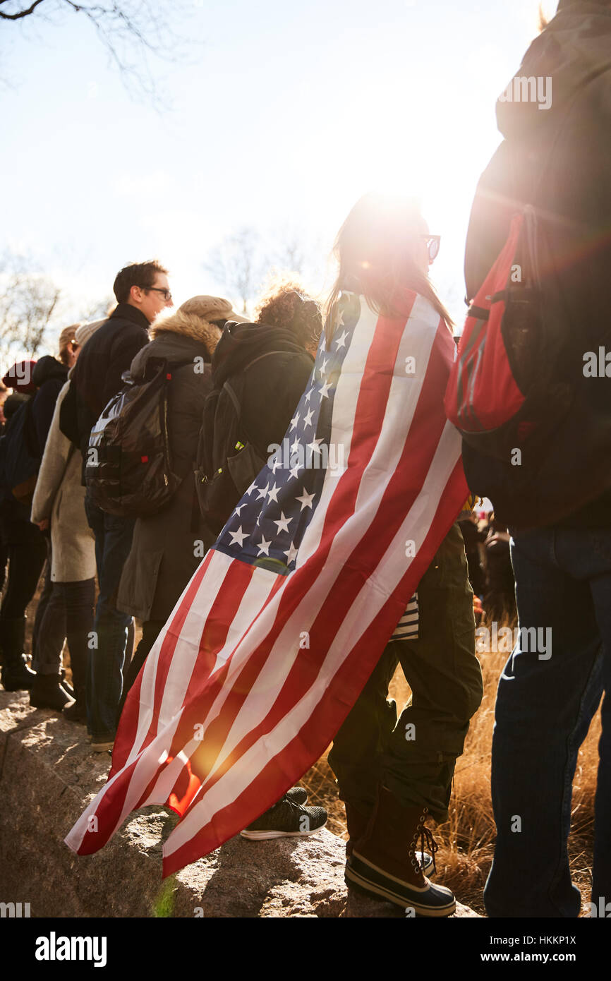 La città di New York, Stati Uniti d'America. 29 gen, 2017. Manifestanti assemblare a Battery Park in Manhattan inferiore per parlare fuori contro il presidente Donald Trump's ordine esecutivo su vietato viaggiare da selezionare i paesi musulmani. Credito: Erica Schroeder / Alamy Live News Foto Stock