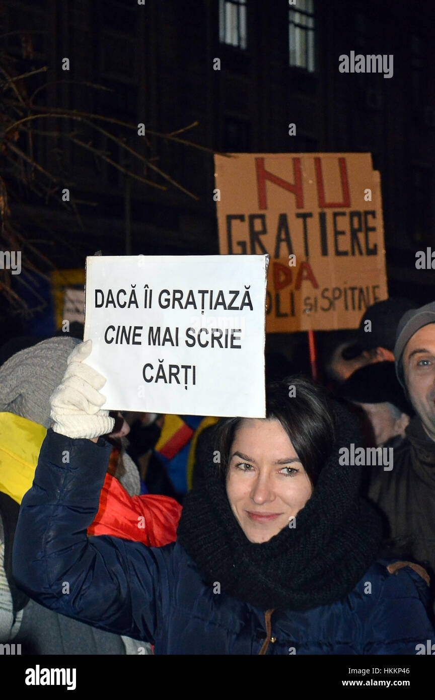 Bucarest, Romania. 29 gen, 2017. Più di 50.000 persone sono scese nelle strade di Bucarest per protestare contro la criminale amnesty la sentenza PSD cercano di portare in dal decreto di emergenza (cioè senza discussione) il perdono per i loro ministri e deputati provenienti da precedenti condanne e il rilascio dei prigionieri dalle carceri. Questa targhetta "se essi perdono loro, chi scriverà libri' si riferisce al taglio di corrente nella frase accordata a quelli in prigione che pubblicare un libro, un'offerta molti condannati politici hanno approfittato del. Credito: Douglas MacKenzie/Alamy Live News Foto Stock
