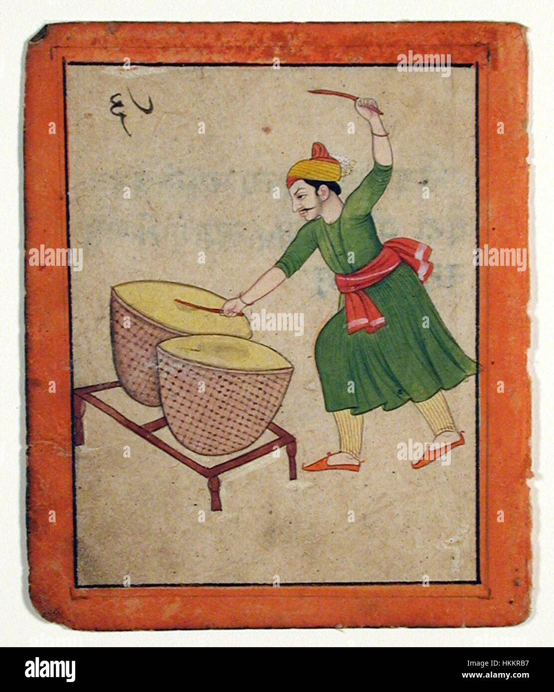 Questa illustrazione raffigura un musicista in piedi che suona due tamburi, catturando un momento dinamico nella performance musicale. Il dipinto fa parte di una collezione del Museo d'Arte di San Diego e riflette sia gli aspetti storici che culturali della musica indiana. Foto Stock