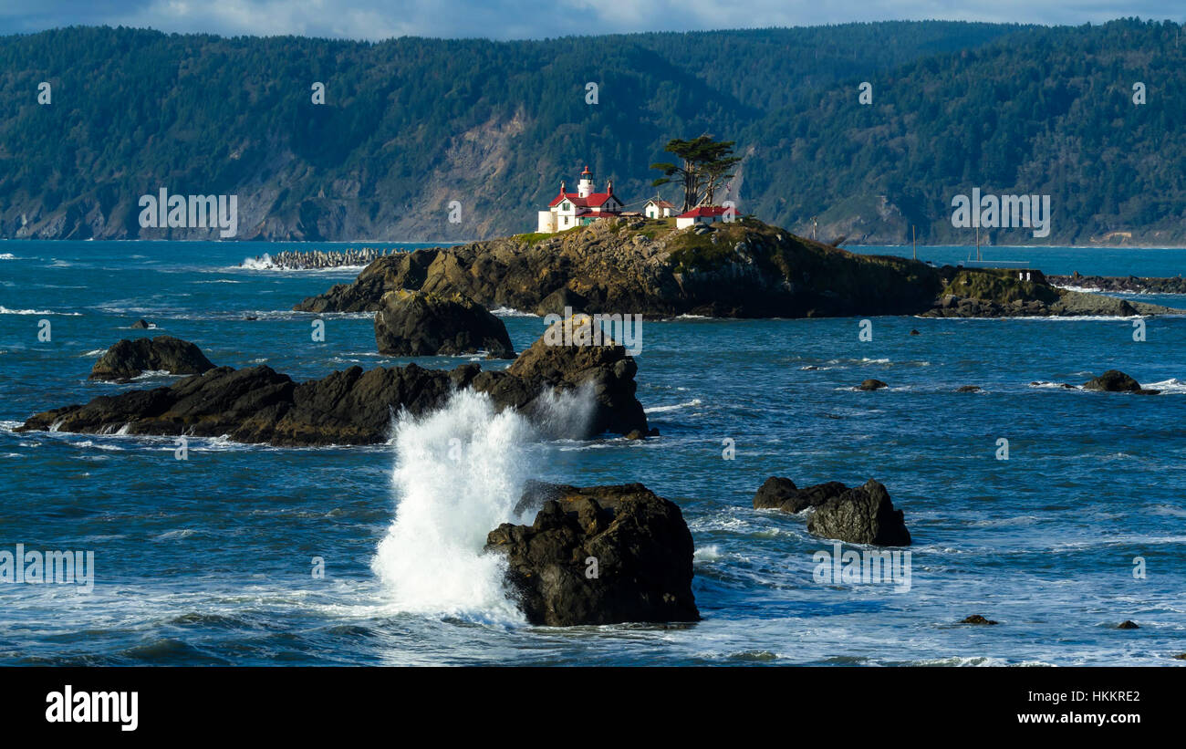 Alcune case su una costa rocciosa Foto Stock