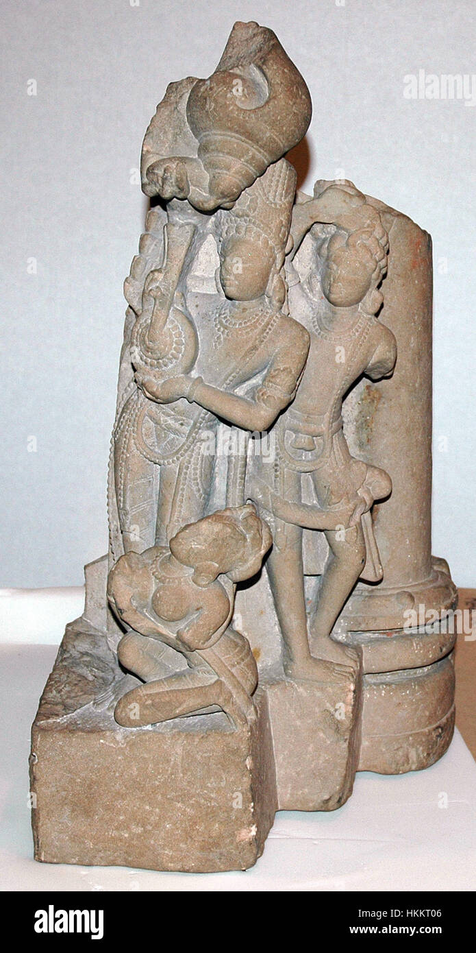 Questa opera d'arte, intitolata "Attendants of Vishnu with Sudarshana Chakra", è una rappresentazione della mitologia indù. Mostra gli assistenti di Vishnu con il suo disco sacro, il Sudarshana Chakra, un simbolo significativo del potere divino e della protezione nell'induismo. Questo pezzo fa parte della collezione del San Diego Museum of Art Foto Stock