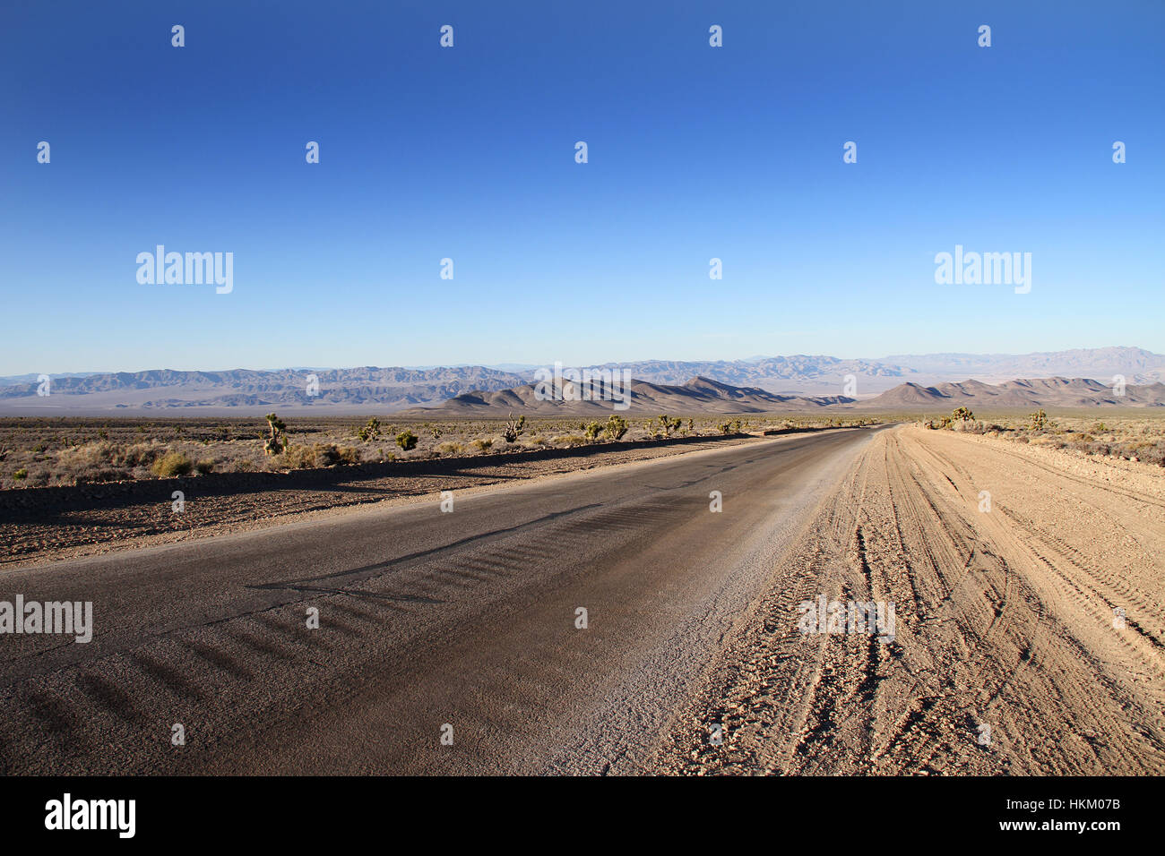 Una strada desolata nel deserto del Nevada. Foto Stock