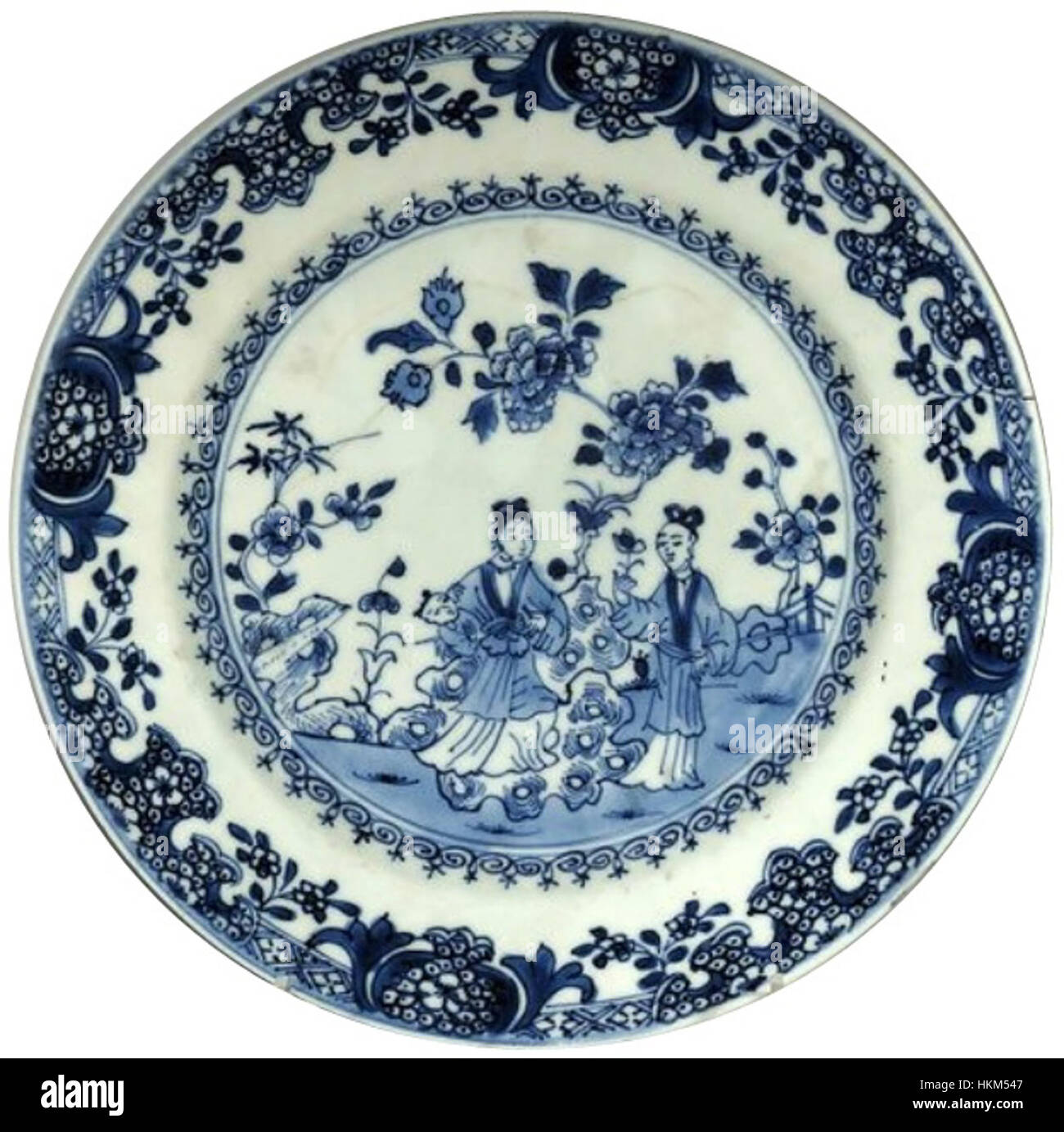 Questo piatto della Dinastia Qing con una valance rappresenta la sofisticatezza dell'arte della porcellana cinese durante il XVIII secolo. Il suo design intricato e la sua maestria artigianale mettono in mostra gli alti standard della produzione di ceramica imperiale cinese. Foto Stock