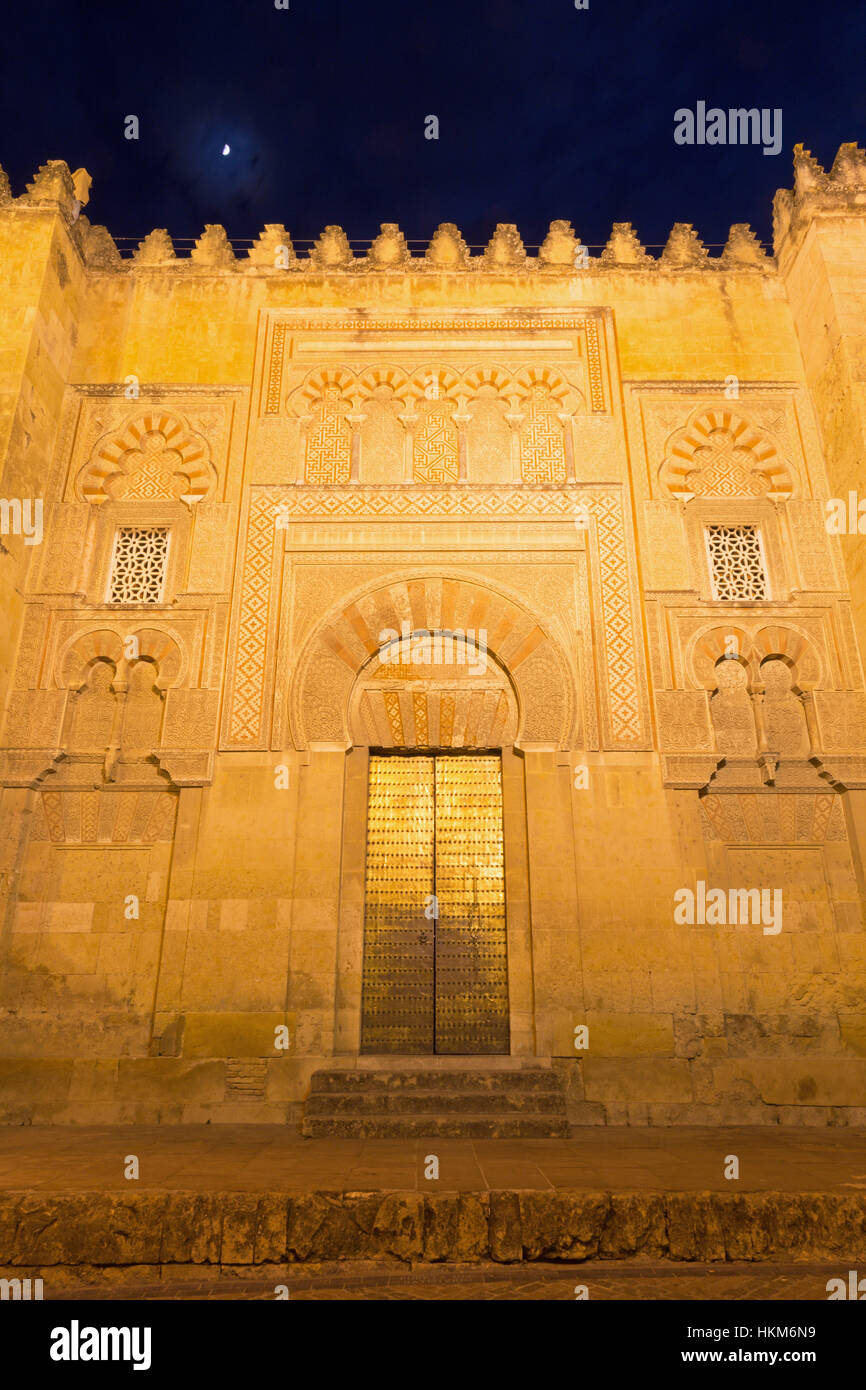 CORDOBA, Spagna - 26 Maggio 2015: il portale in stile mudejar della Cattedrale. Foto Stock