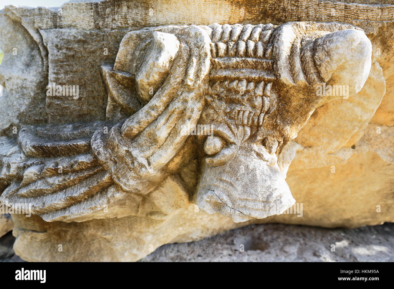 In pietra scolpita con maschera tragica su un architrave posto nell'orchestra del 2nd.secolo costruito BC-2nd.ANNUNCIO di secolo ricostruita più grande teatro greco-romano in Ly Foto Stock