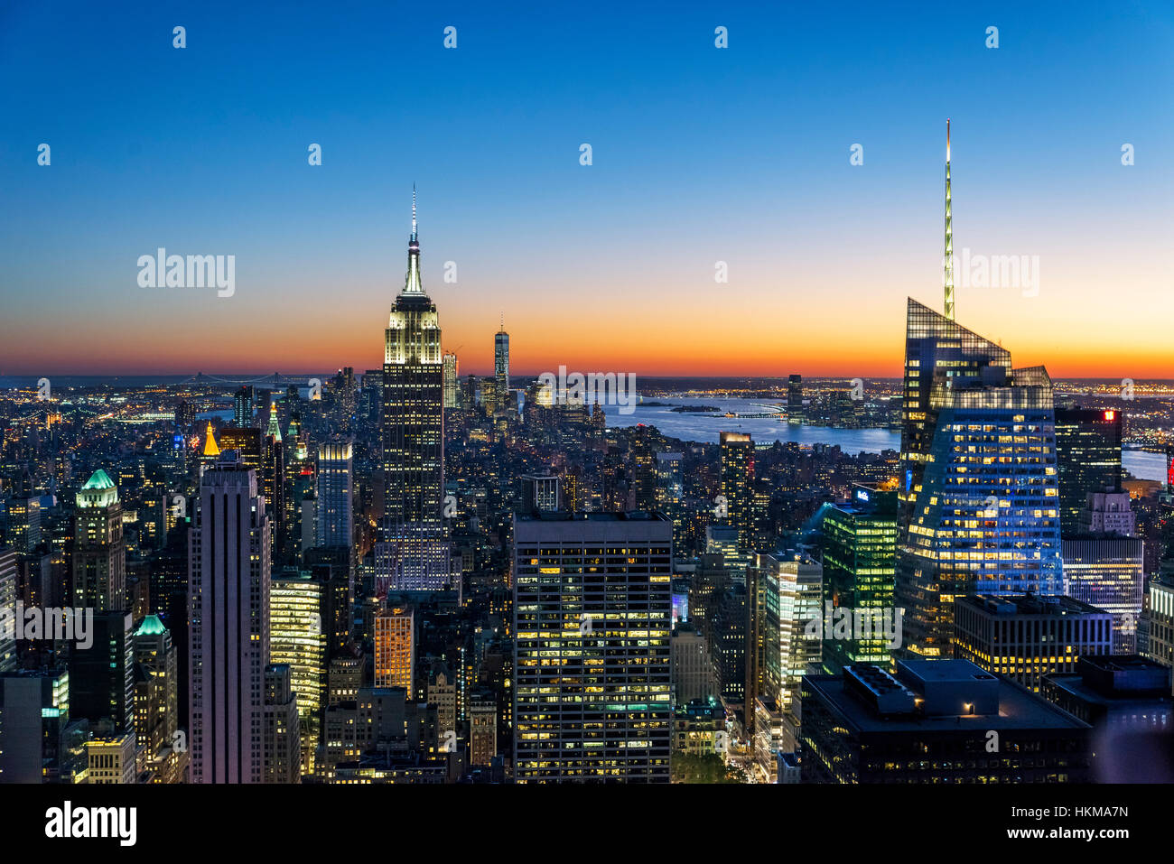 New York City di notte. Skyline di Manhattan al tramonto guardando a sud verso l'Empire State Building, Midtown Manhattan, NY, STATI UNITI D'AMERICA Foto Stock
