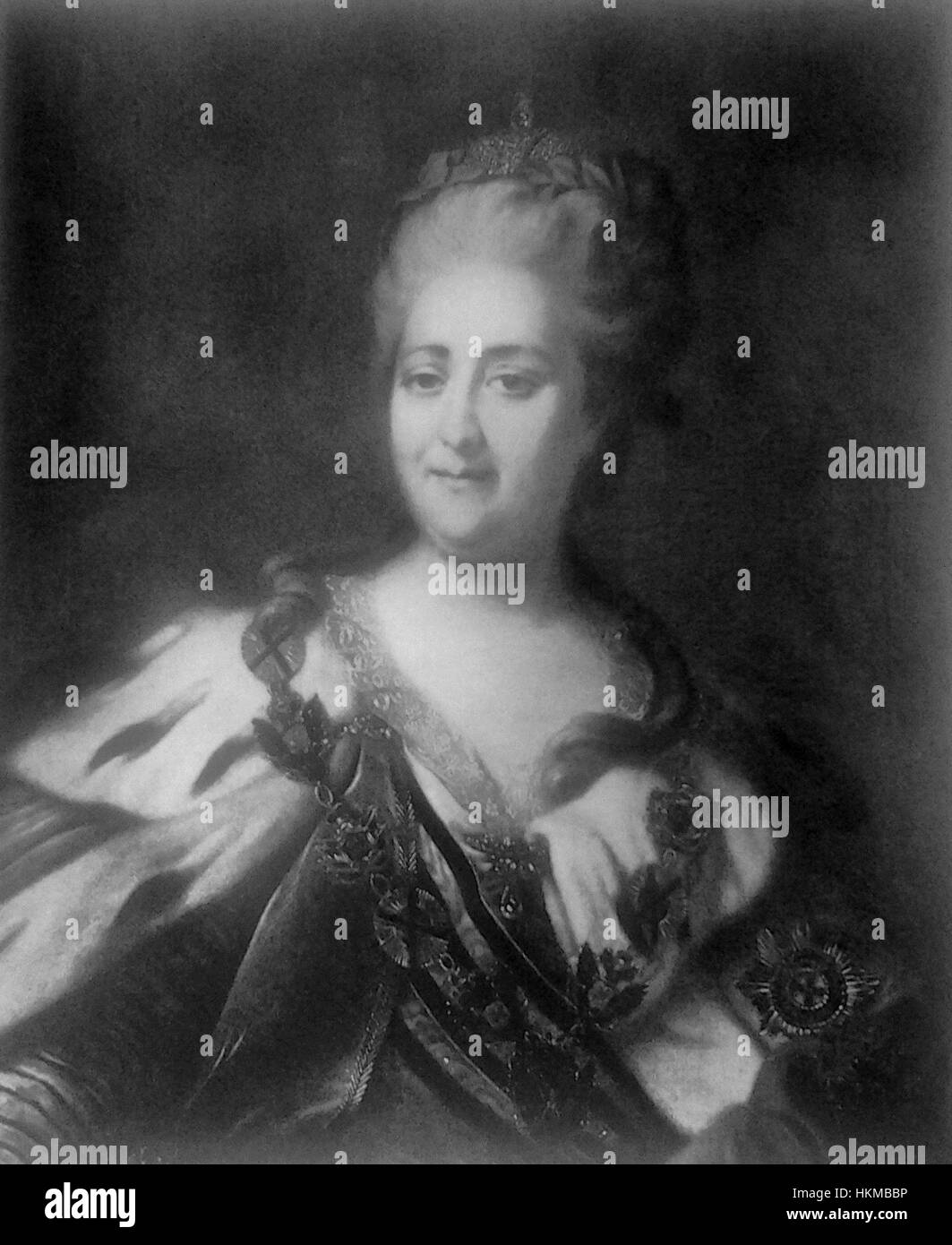 Il ritratto di Levitzky di Caterina la grande è un magistrale dipinto ad olio, che mostra l'imperatrice russa in abbigliamento regale. Questa opera classica enfatizza la sua statura reale e importanza storica durante il XVIII secolo. Foto Stock