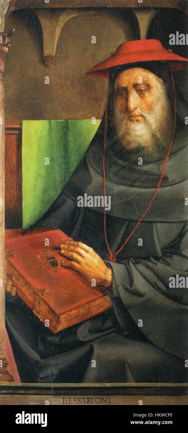 Il ritratto di Bessarion, dipinto nel 1476, cattura la somiglianza dell'umanista e teologo italiano. Il dipinto riflette l'atmosfera intellettuale del Rinascimento e il significato di Bessarion negli ambienti accademici e religiosi. Foto Stock