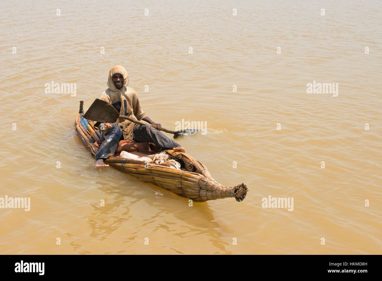Pescatore in canoa fatta di pianta di papiro, Lago Tana, Bahir Dar, Etiopia Foto Stock