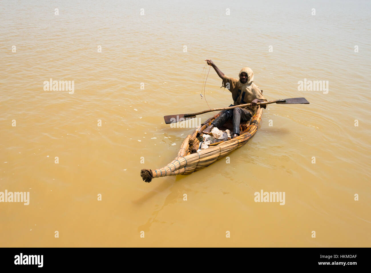 Pescatore in canoa fatta di pianta di papiro, Lago Tana, Bahir Dar, Etiopia Foto Stock