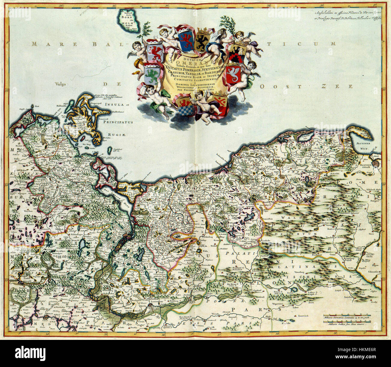 Questa mappa di Atlas Van der Hagen rappresenta le regioni della Pomerania, tra cui Stettino, Cassubia, Vandalia e Rugia. Fornisce una visione complessa dell'Europa del XVII secolo, mettendo in evidenza le divisioni politiche e geografiche del tempo. Foto Stock