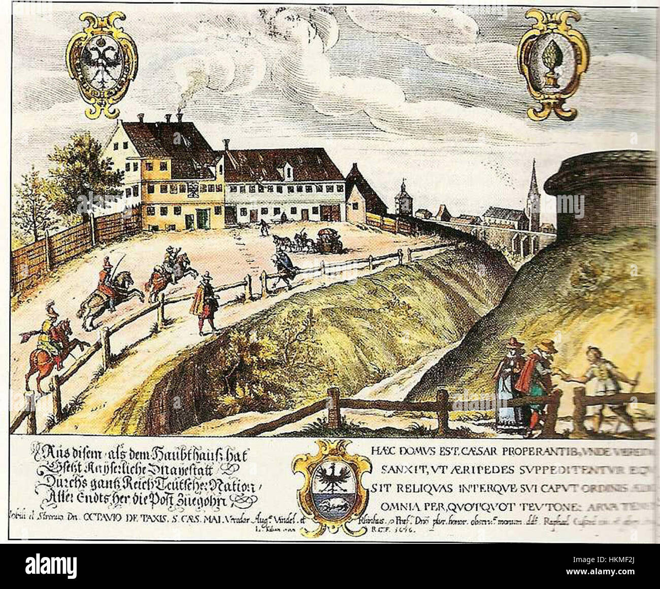 L'Augsburger Posthaus è un edificio storico di Augusta, in Germania. Conosciuta per il suo significato architettonico, ha servito varie funzioni nel tempo, tra cui come ufficio postale. L'edificio rimane un simbolo della ricca storia della città e del suo ruolo nel commercio e nella comunicazione. Foto Stock