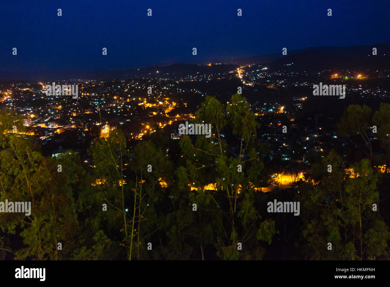 Vista notturna illuminata di Gondar, Etiopia Foto Stock