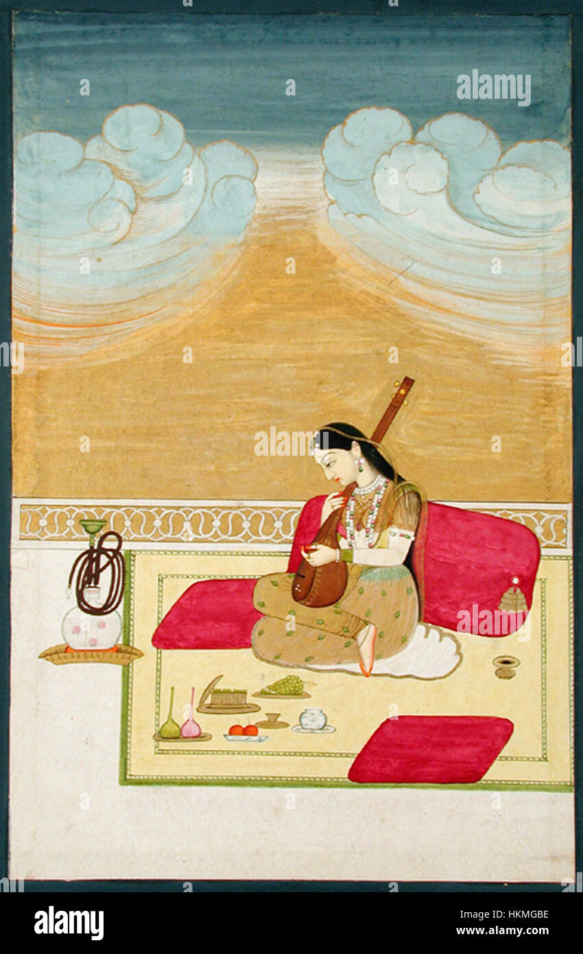 Questo dipinto raffigura una signora seduta su un sostegno, che suona il tambura, un tradizionale strumento a corda. L'immagine cattura la serenità e la grazia della donna mentre si impegna in questa pratica musicale culturale, riflettendo gli stili artistici dell'arte in miniatura indiana. Foto Stock