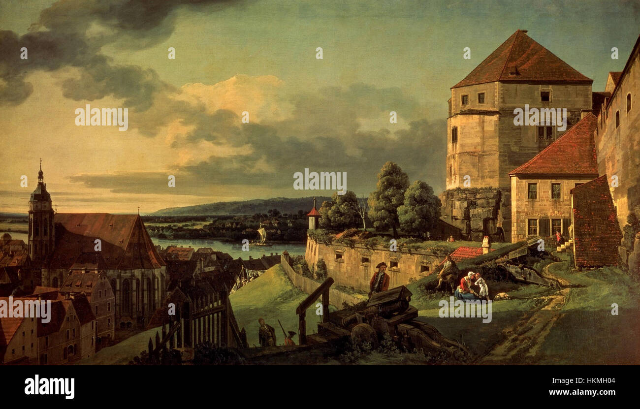 La "Vista Pirna dalla Fortezza di Sonnenstein" di Bernardo Bellotto raffigura la città di Pirna dalla Fortezza di Sonnenstein in Sassonia. Questo paesaggio cattura la luce serale e il fiume Elba, mostrando l'architettura dettagliata e la bellezza naturale della regione. Foto Stock