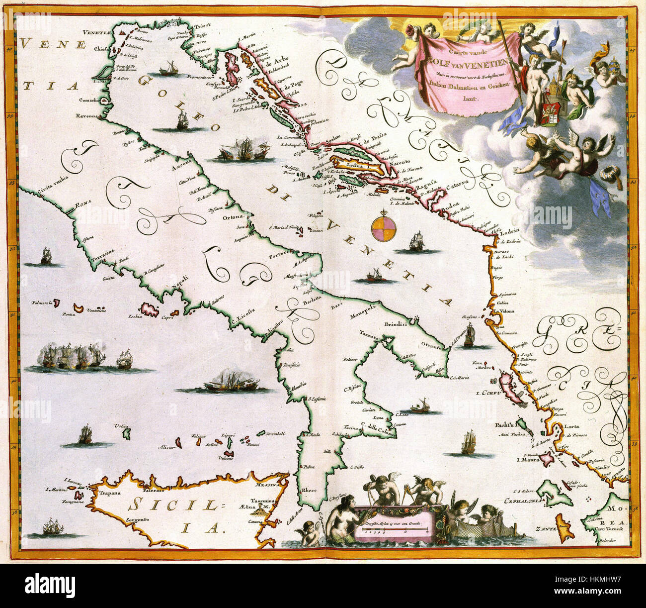 Questa mappa del XVII secolo, creata da Atlas Van der Hagen, illustra le regioni costiere di Venezia, Italia, Dalmazia e Grecia. Offre preziose informazioni sulle pratiche cartografiche del tempo e sulla comprensione geografica del Mediterraneo. Foto Stock