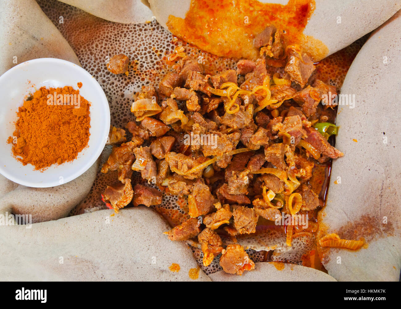Agnello con injera pane piatto e spezie, Etiopia Foto Stock