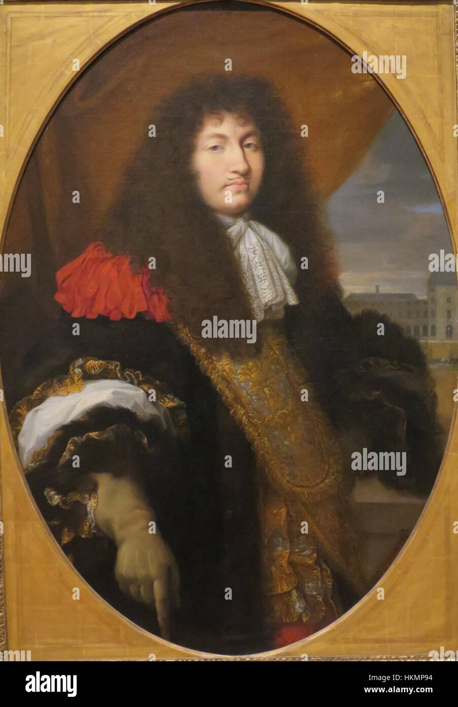 Questo ritratto del 1662, attribuito a un seguace di Charles le Brun, raffigura Luigi XIV, re di Francia, di fronte al castello delle Tuileries. Il dipinto simboleggia il suo regno e la grandezza della monarchia francese durante il periodo barocco. Foto Stock