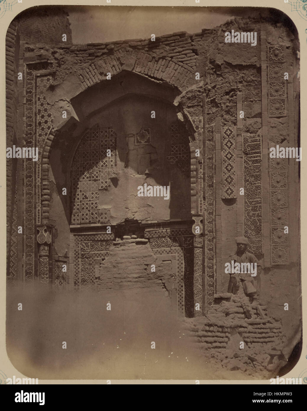 Questa immagine presenta la tomba di San Kusam-ibn-Abbas a Shah-i Zindah, un sito patrimonio dell'umanità dell'UNESCO a Samarcanda, accanto ad altri mausolei notevoli, tra cui il mausoleo della figlia di Tamerlano. Foto Stock