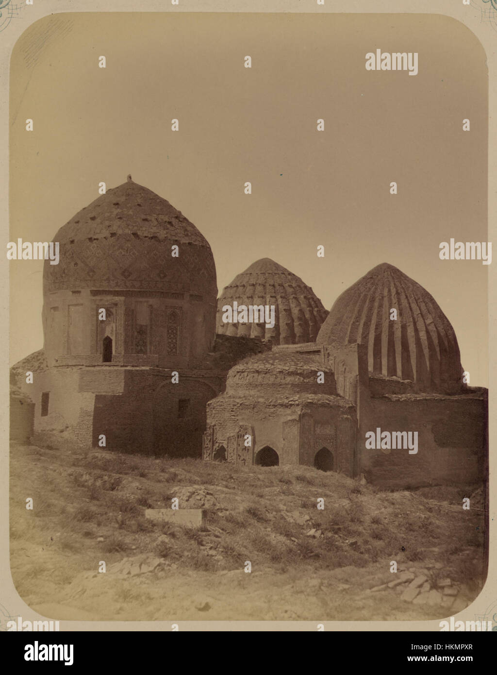 La necropoli di Shah-i Zinda a Samarcanda, Uzbekistan, ospita la tomba di Kusam-ibn-Abbas, una venerata figura islamica. Il sito presenta intricate lavorazioni di piastrelle e architettura timuride, che riflettono la ricca eredità storica e culturale della regione. Foto Stock