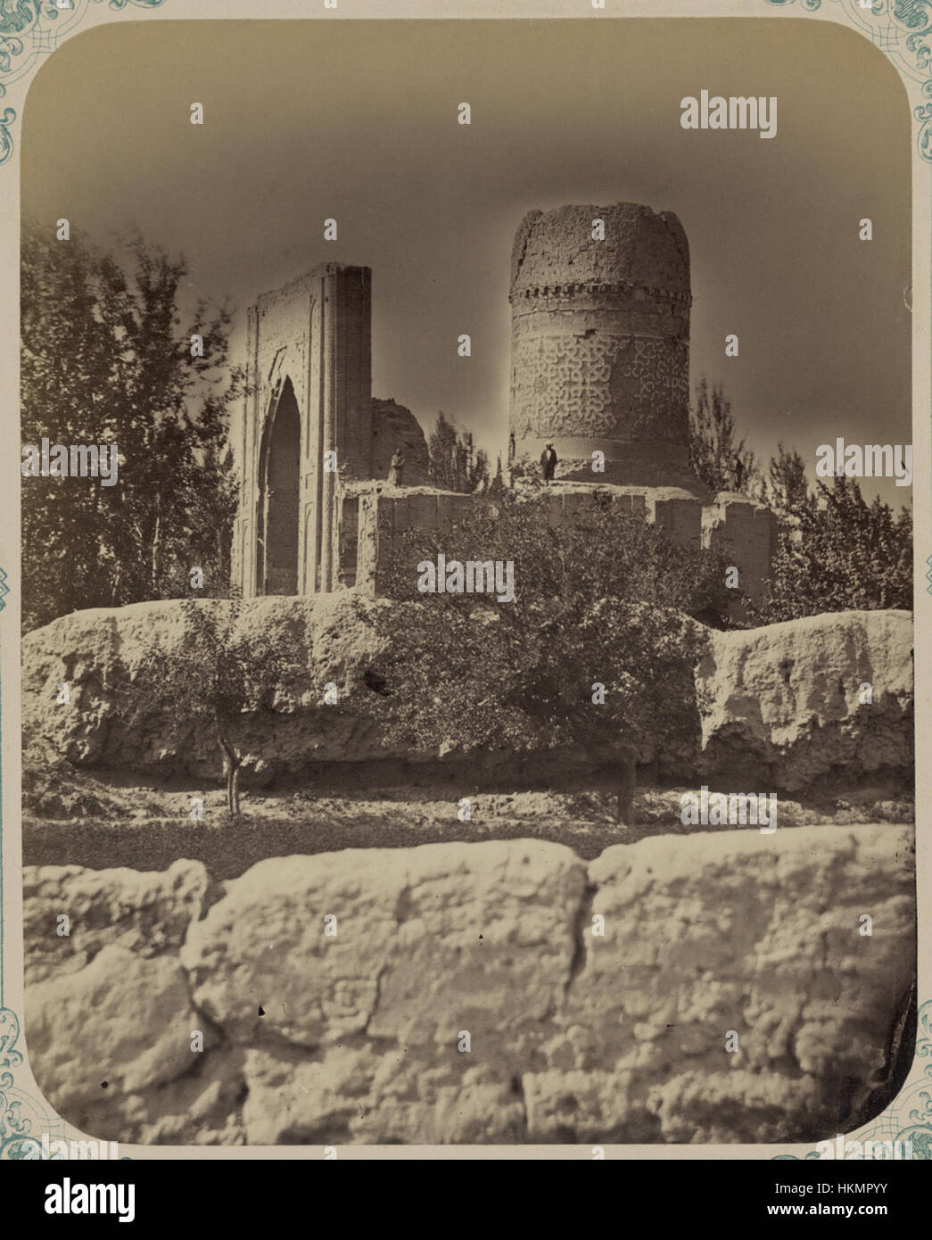 Questa immagine raffigura le rovine di Ishrat-Khan, il palazzo estivo di Tamerlano a Samarcanda, concentrandosi sulla facciata laterale (meridionale), che riflette la grandezza e l'innovazione architettonica del XIV secolo. Foto Stock