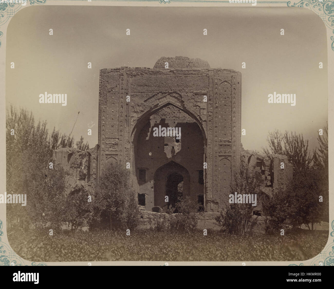 Le rovine del Palazzo estivo di Tamerlano, situato a Samarcanda, rappresentano la grandezza dell'Impero timuride. Le opere d'arte mostrano la facciata occidentale di Ishrat-Khan, parte delle rovine del palazzo, catturando lo splendore architettonico dell'epoca. Foto Stock