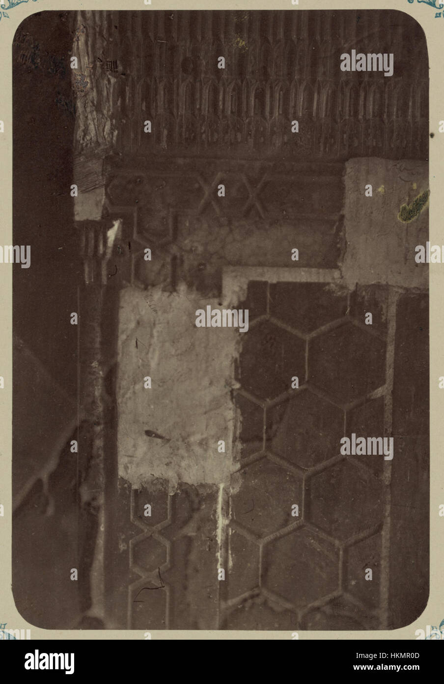 Questa immagine mostra la fondazione all'interno del Mausoleo dell'emiro Timur Kuragan, noto anche come Gur-Emir, a Samarcanda. Il mausoleo, un capolavoro architettonico, è il luogo di riposo finale di Timur (Tamerlano), che riflette la grandezza e il significato culturale dell'Impero timuride. Foto Stock