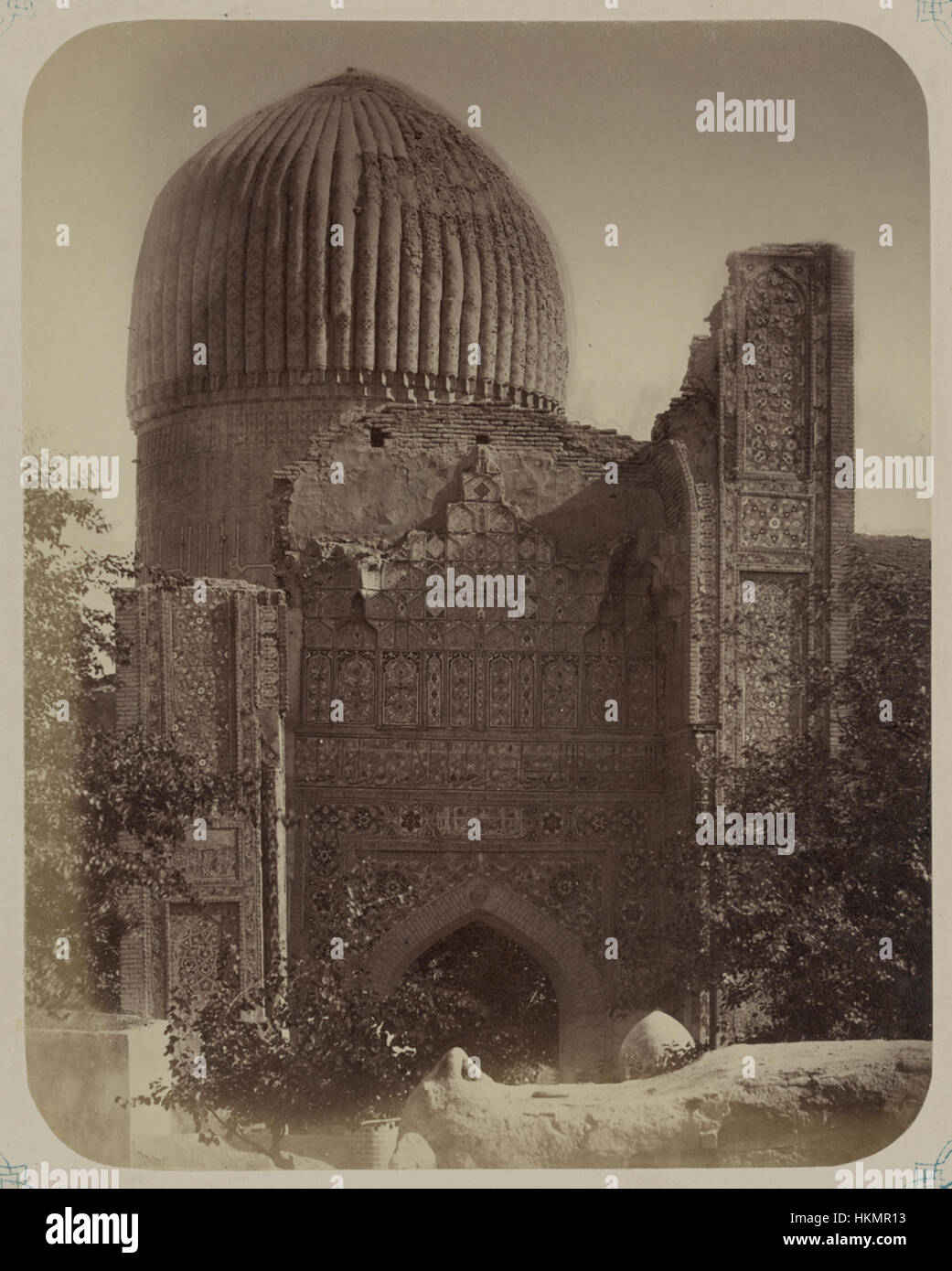 Una vista storica del Mausoleo dell'Emiro Timur, noto anche come Timur il lame, situato a Samarcanda. La facciata settentrionale del mausoleo presenta intricati dettagli architettonici che mostrano la grandiosità dell'architettura timuride del XIV secolo. Foto Stock