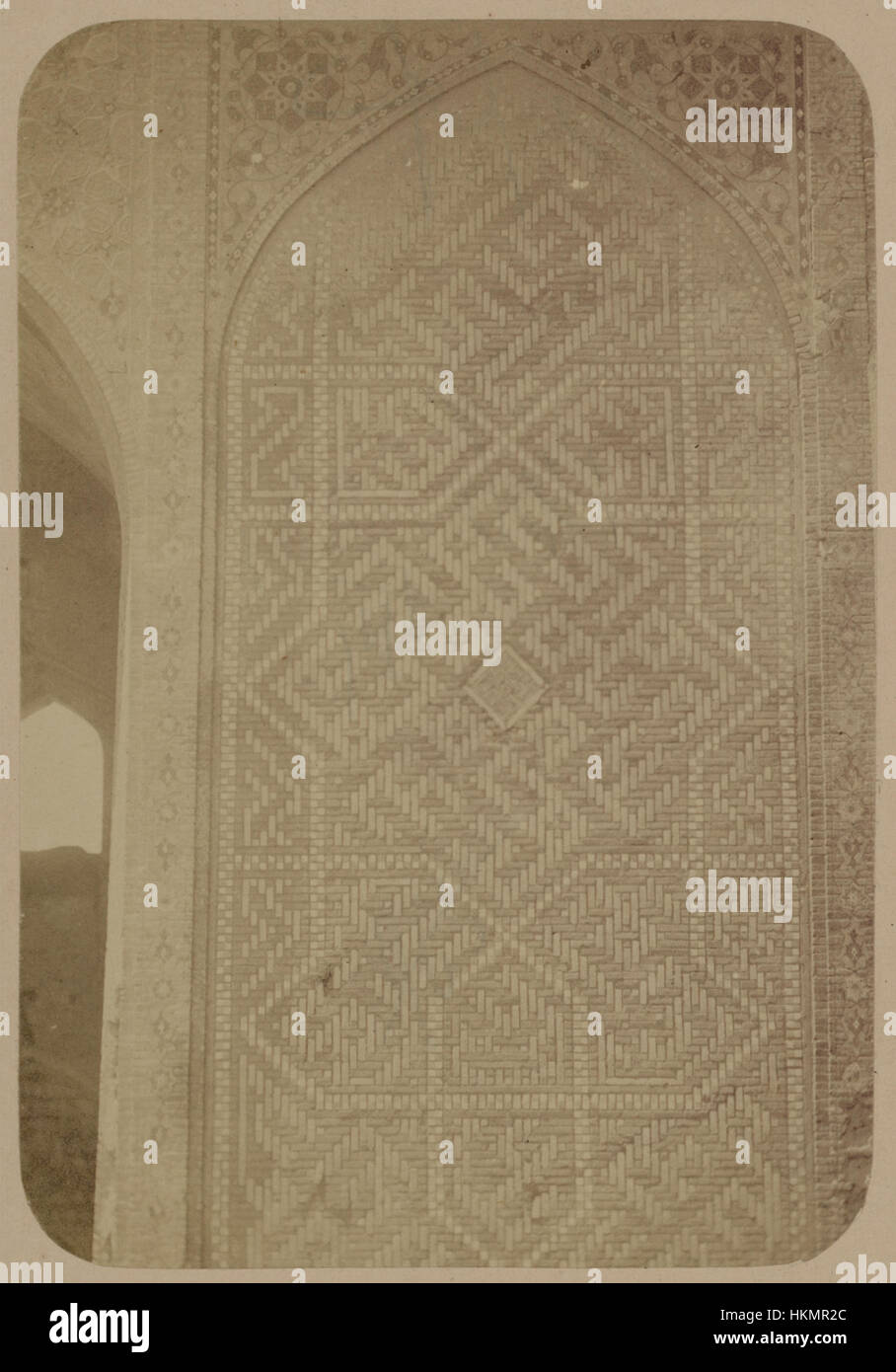 La Madrasa di Bibi Khanym, un'importante struttura architettonica a Samarcanda, Uzbekistan, è presente in questo pezzo. Costruito durante l'Impero timuride, riflette la grandezza e la complessità dell'architettura islamica con la sua grande moschea congregazionale e gli elementi decorativi. Foto Stock