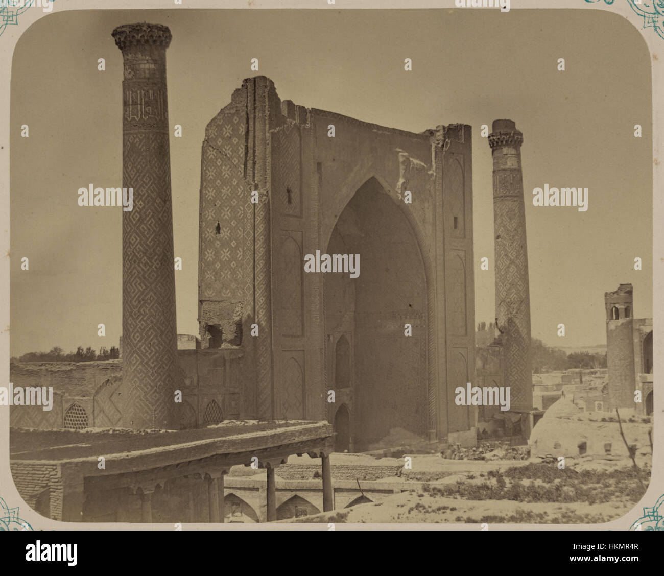 La Madrasa di Ulugh Beg a Samarcanda, raffigurata nella serie delle antichità, mostra l'intricata architettura islamica della struttura del XV secolo. La facciata principale presenta dettagliati motivi geometrici, che mostrano la grandiosità dell'architettura timuride. Foto Stock