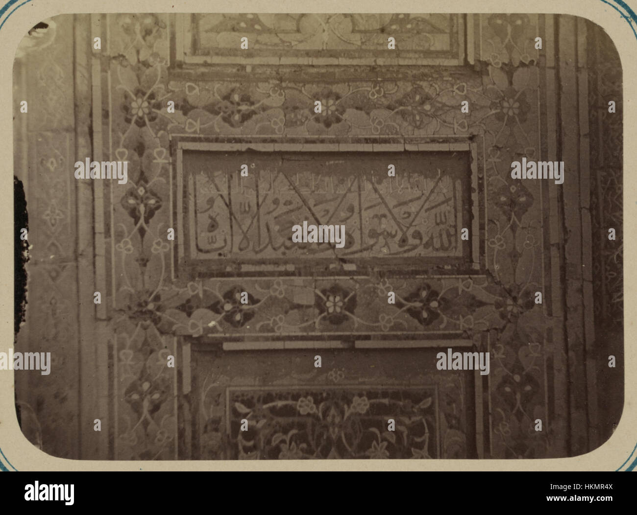 L'iscrizione all'interno della nicchia della Madrasa di Ulugh Beg a Samarcanda è un artefatto significativo dell'architettura islamica. La Madrasa è rinomata per il suo significato matematico e astronomico, che riflette le conquiste culturali dell'Impero timuride. Foto Stock