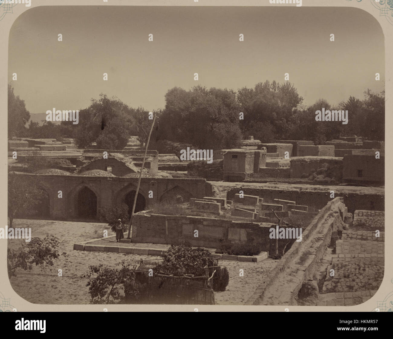 Questa immagine della Madrasa di Shaybani Khan e delle rovine della tomba dei Kuchkunji Khans a Samarcanda offre uno sguardo sulla ricca storia e l'architettura dell'Impero timuride. La vista mette in evidenza il cortile interno e la cripta, caratteristiche principali di questo sito storico. Foto Stock