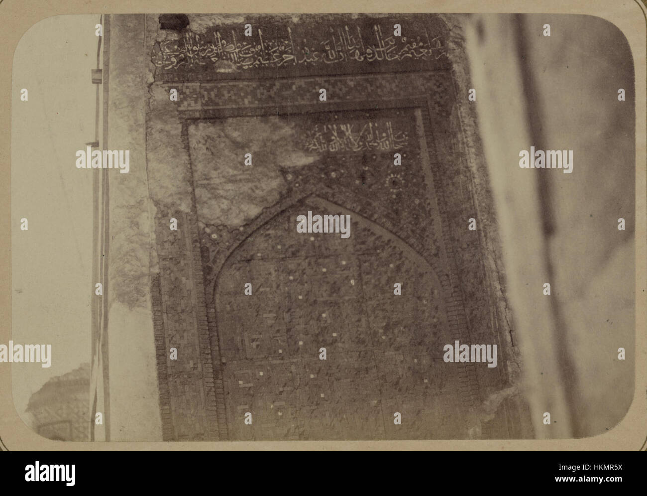 La Madrasa di Tillia Kari a Samarcanda, con la sua facciata meridionale riccamente dettagliata e le iscrizioni lungo la nicchia principale, esemplifica la grandezza architettonica del periodo timuride. Foto Stock