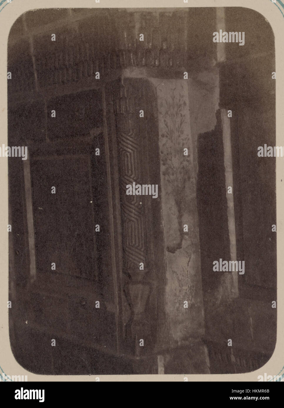 La Madrasa di Tillia Kari, situata a Samarcanda, è un capolavoro architettonico dell'era timuride. Questa immagine mostra il cortile interno e le intricate fondamenta in marmo, mettendo in risalto l'architettura islamica. Foto Stock