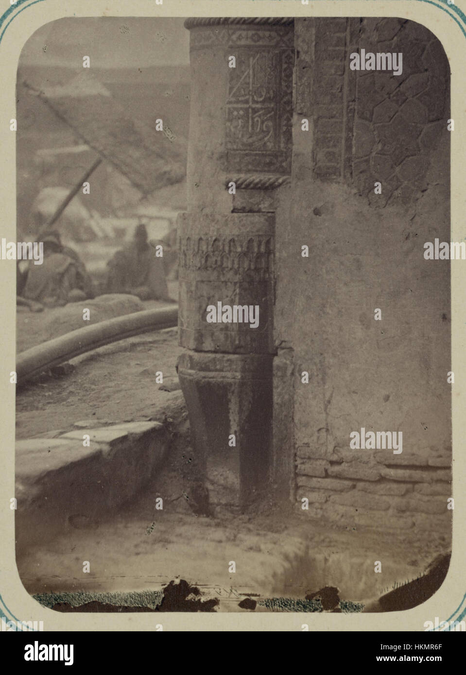 Questa immagine della Madrasa di Ulugh Beg a Samarcanda mostra la vista orientale della facciata principale. Conosciuta per la sua complessa architettura, si erge come una testimonianza della grandezza dell'architettura islamica durante l'era timuride. Foto Stock