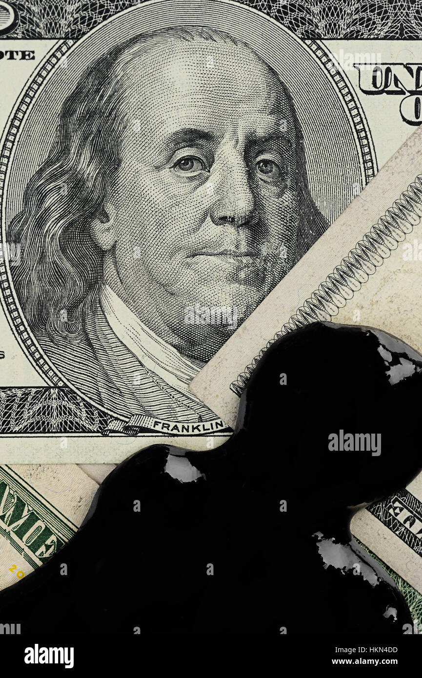 Il denaro di dollari di benzina olio sulla parte superiore del Franklin Foto Stock