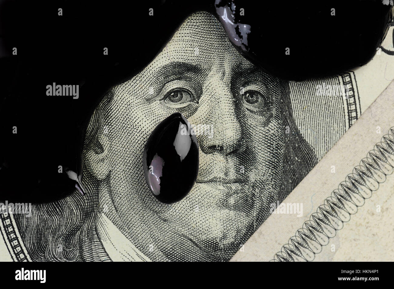 Olio Pertol strappo sulla faccia di Franklin sulla banconota del dollaro Foto Stock