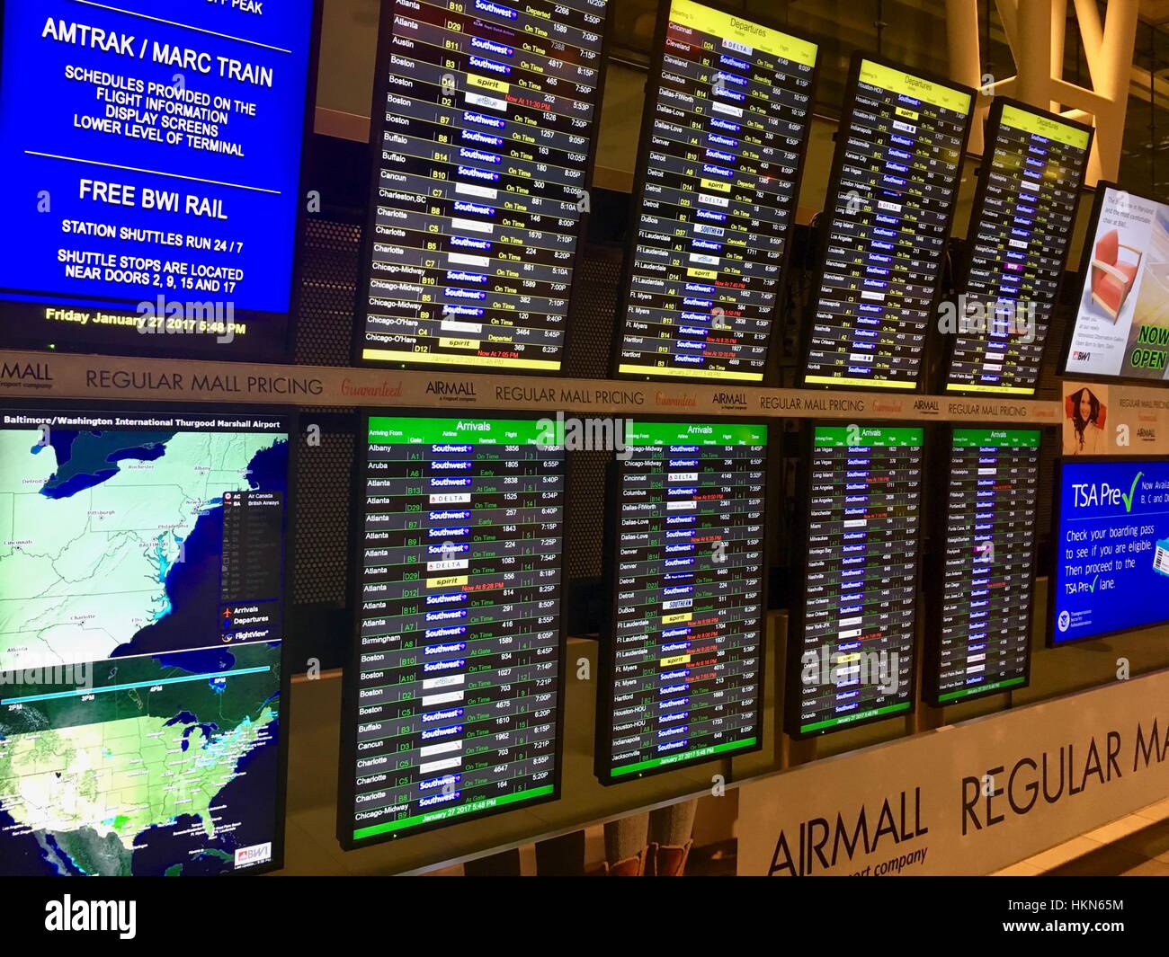 Orari dei voli presso l'Aeroporto BWI mostra proiettato partenze e arrivi e i ritardi Foto Stock